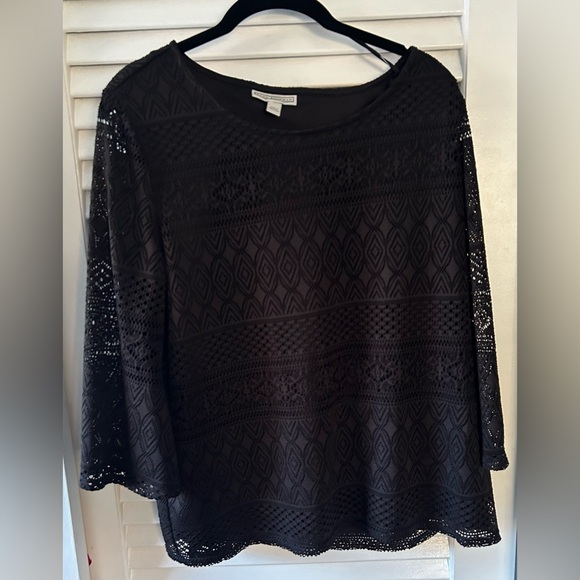 Like new Dana Buchman, black lace print pull over top in size large - Picture 2 of 8
